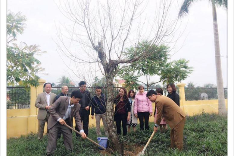 Cán bộ, giáo viên TTGDTX tỉnh Hòa Bình hưởng ứng tết trồng cây trong ngày đầu xuân năm mới 2017