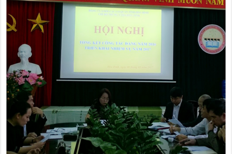 Đồng chí Bùi Lệ Thương - Bí thư Chi bộ Đảng TTGDTX tỉnh Hòa Bình chủ trì Hội nghị tổng kết công tác Đảng năm 2016, triển khai nhiệm vụ năm 2017