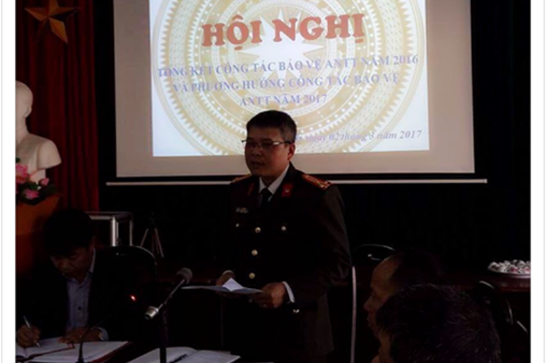 Đồng chí Thượng tá Vi Thanh Hải - Phó Trưởng phòng PA83 Công an tỉnh Hòa Bình trao đổi với CBGV Trung tâm tình hình an ninh trật tự Thế giới, Việt Nam và tỉnh Hòa Bình.