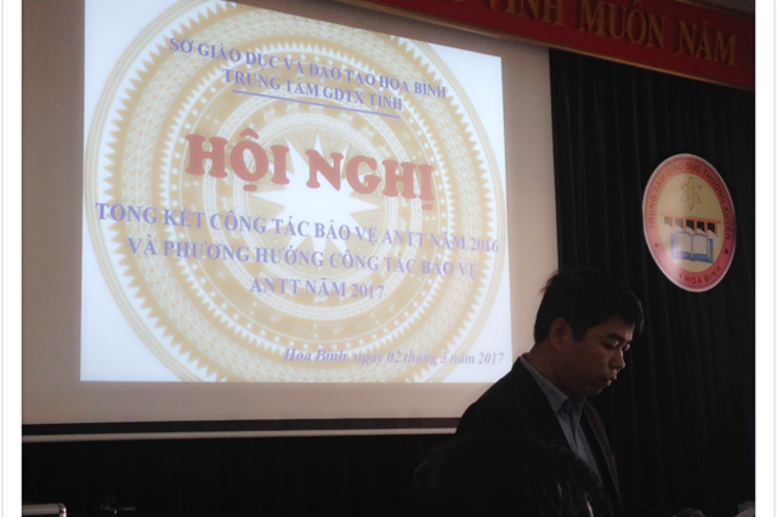 Đồng chí Lê Nam Thanh - Giám đốc TTGDTX tỉnh Hòa Bình báo cáo tổng kết công tác ANTT năm 2016.