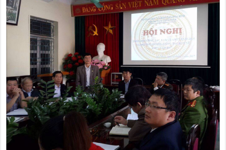 Đồng chí Nguyễn Xuân Thành - Phó Giám đốc TTGDTX tỉnh Hòa Bình tham luận các giải pháp nâng cao hiệu quả công tác ANTT