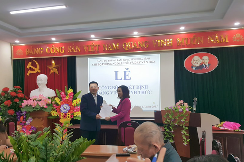 Đồng chí Bùi Thị Thoa - Bí thư chi bộ trao quyết định công nhận Đảng viên chính thức cho đồng chí Bùi Thanh Tùng