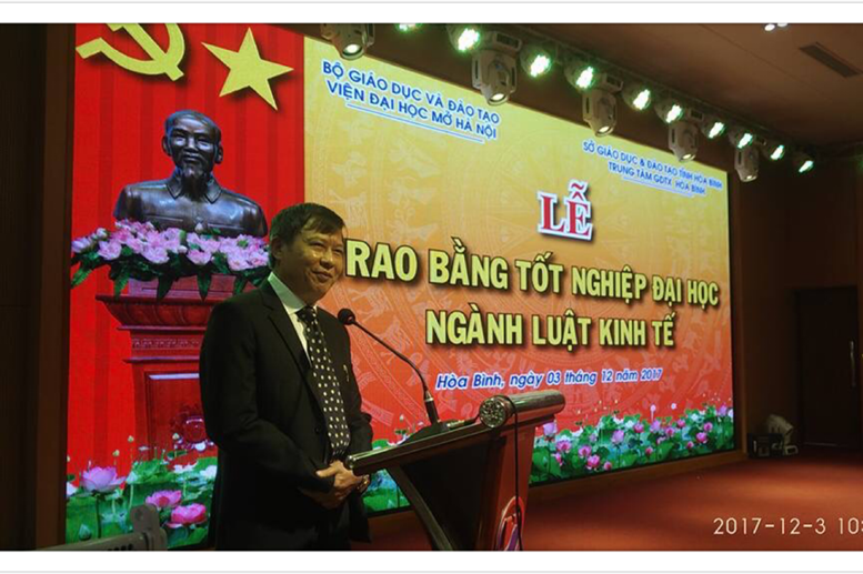 Nhà giáo Đặng Quang Ngàn - Phó Giám đốc Sở GD&ĐT Hòa Bình phát biểu tại Lễ trao bằng tốt nghiệp Đại học ngành Luật Kinh tế.