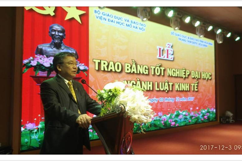 TS. Trương Tiến Tùng - Viện trưởng Viện Đại học Mở Hà Nội phát biểu tại Lễ trao bằng tốt nghiệp Đại học ngành Luật Kinh tế