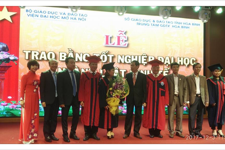 Nhà giáo Đặng Quang Ngàn và TS.Trương Tiến Tùng trao bằng tốt nghiệp Đại học cho các tân Cử nhân, chụp ảnh lưu niệm với Cán bộ, Giáo viên của hai nhà trường.