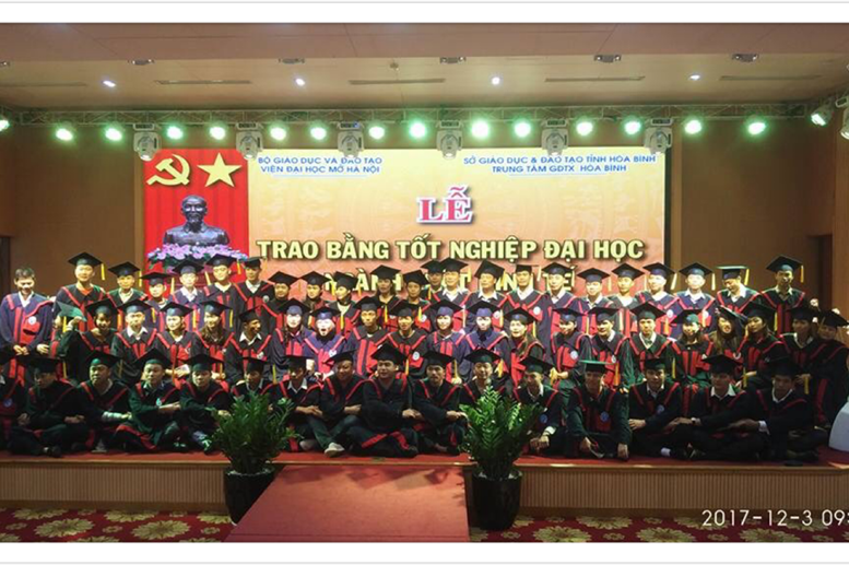 Tân Cử nhân nhận bằng tốt nghiệp Đại học ngành Luật Kinh tế.