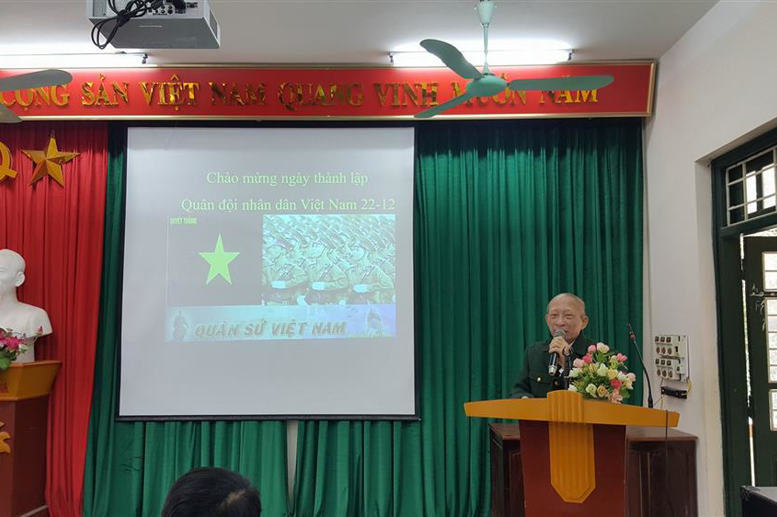 Đ/c Phạm Văn Minh - Phó giám đốc trung tâm, nguyên là Thượng sĩ kể chuyện về những kỷ niệm trong quân ngũ.