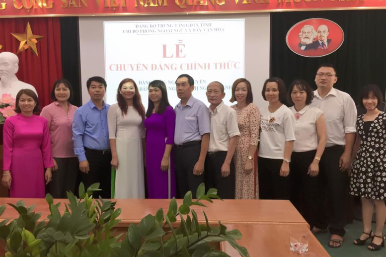 BCH Đảng bộ chụp ảnh lưu niệm cùng toàn thể đảng viên chi bộ Phòng NN&DVH