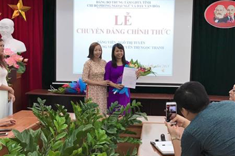 Đ/c Bùi thị Thoa - bí thư chi bộ trao quyết định cho Đ/c Ngô Thị Tuyển