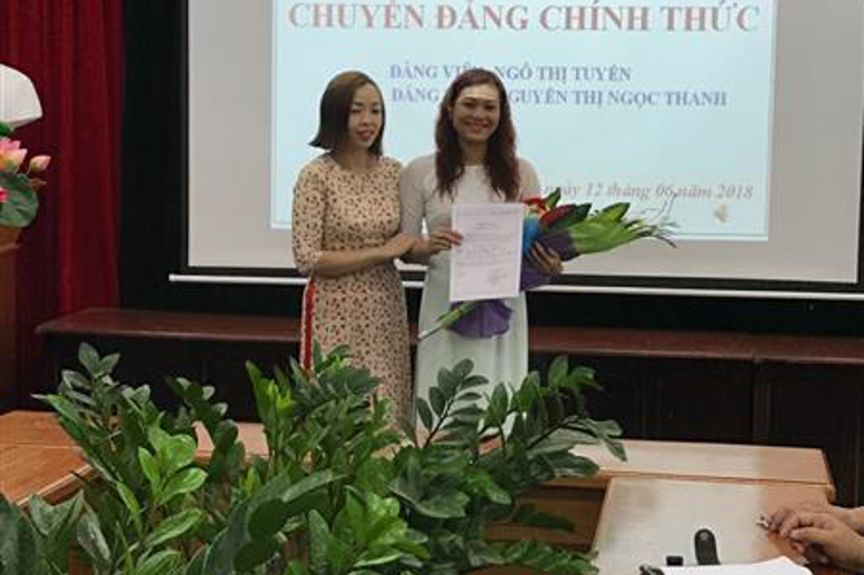 Đ/c Bùi thị Thoa - bí thư chi bộ trao quyết định cho Đ/c Nguyễn thị Ngọc Thanh